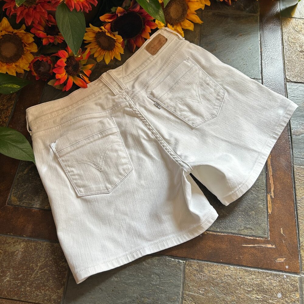 Levi’s Classic Denim Jean Shorts in White, Size 8 (NEW) - Picture 13 of 16